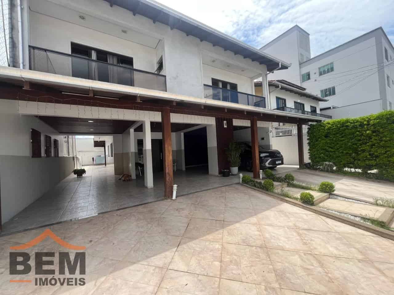 Casa para Locação com 4 quartos e 420m² no bairro Dom Bosco, em Itajaí - SC - Imagem 1