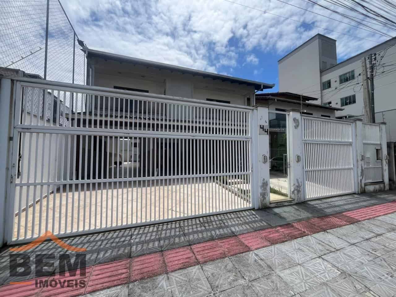 Casa para Locação com 4 quartos e 420m² no bairro Dom Bosco, em Itajaí - SC - Imagem 2