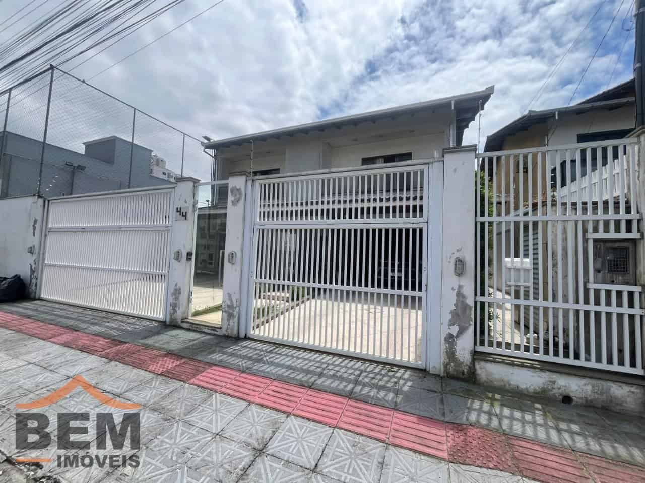 Casa para Locação com 4 quartos e 420m² no bairro Dom Bosco, em Itajaí - SC - Imagem 3