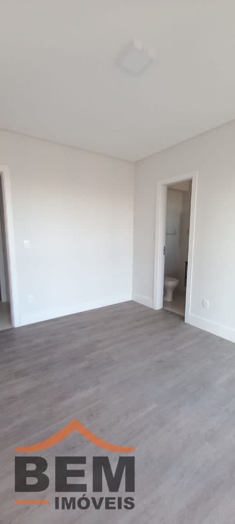 Apartamento para Locação com 2 quartos sendo 1 suíte, 1 vaga no bairro Centro em Itajaí/SC