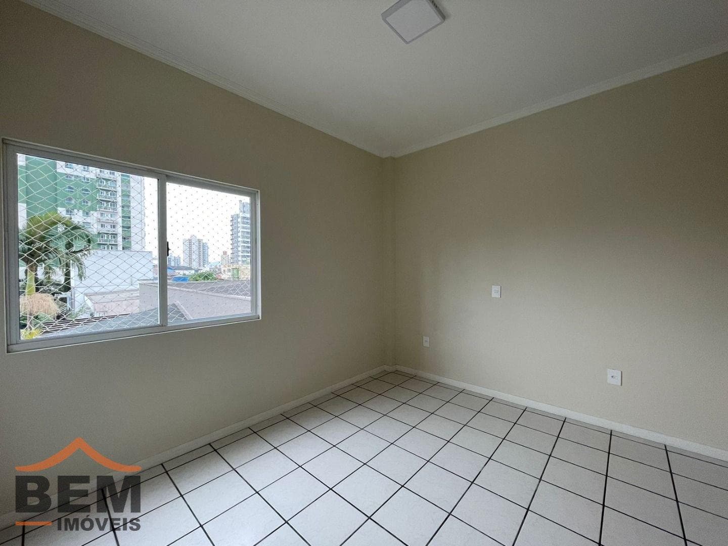 Apartamento para Locação com 3 quartos e 110m² no bairro Centro, em Itajaí - SC