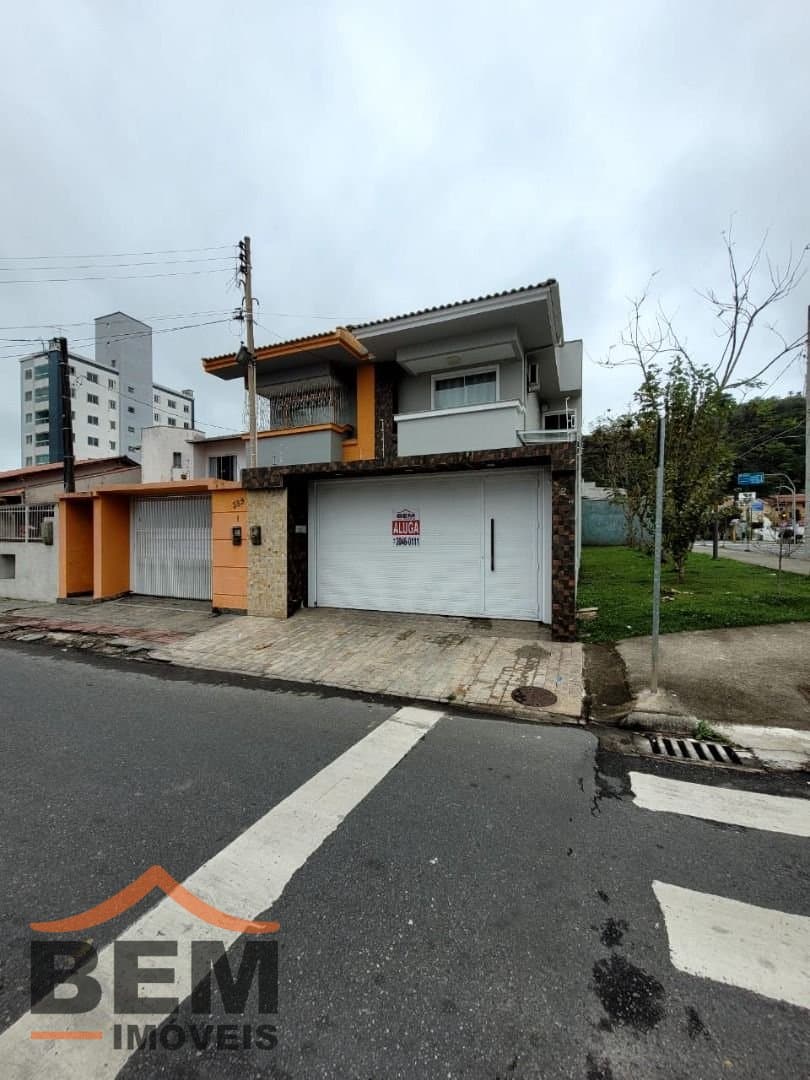 Casa para Locação com 3 quartos no bairro Centro, em Itajaí - SC