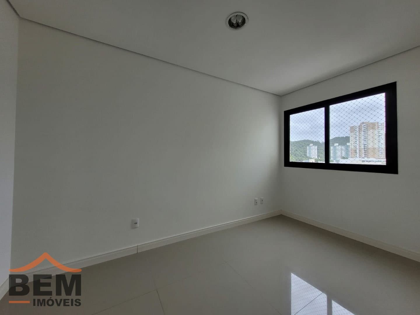 Apartamento para Locação com 3 quartos sendo 1 suíte, 2 vagas no bairro Fazenda em Itajaí/SC
