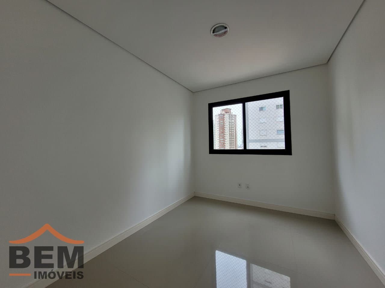 Apartamento para Locação com 3 quartos sendo 1 suíte, 2 vagas no bairro Fazenda em Itajaí/SC