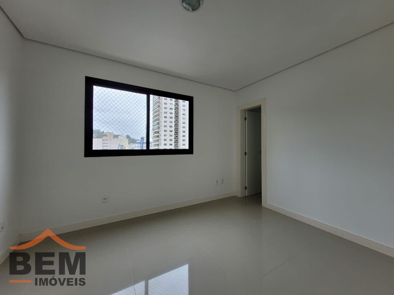 Apartamento para Locação com 3 quartos sendo 1 suíte, 2 vagas no bairro Fazenda em Itajaí/SC