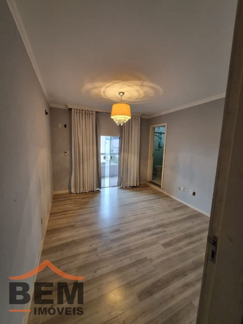 Casa para alugar com 3 quartos e 400 m² no bairro São João, em Itajaí