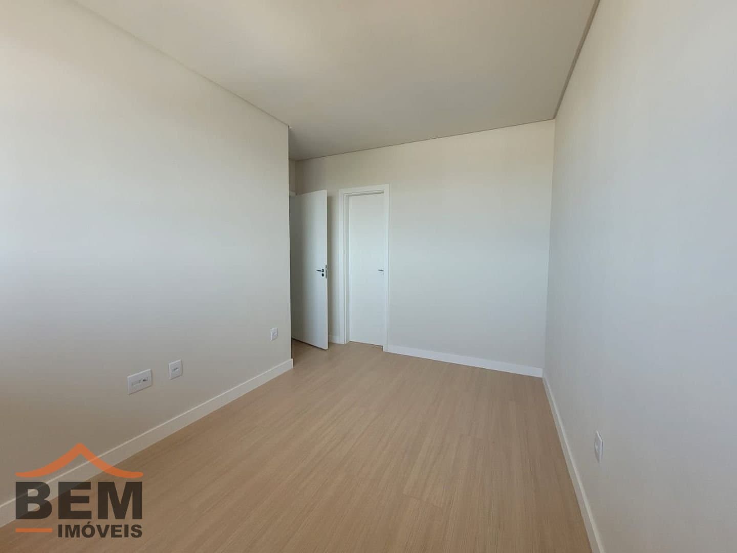 APARTAMENTO SEMI MOBILIADO PARA LOCAÇÃO NO BAIRRO SÃO VICENTE: 09 - DORMITÓRIO SUÍTE