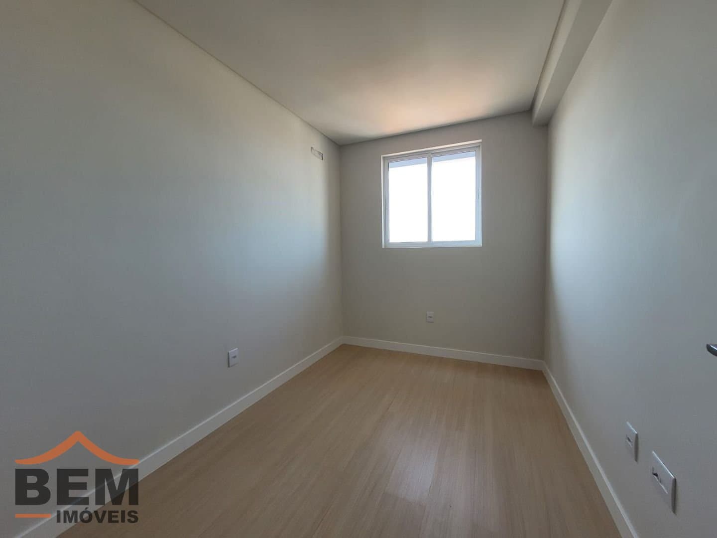APARTAMENTO SEMI MOBILIADO PARA LOCAÇÃO NO BAIRRO SÃO VICENTE: 06 - DORMITÓRIO