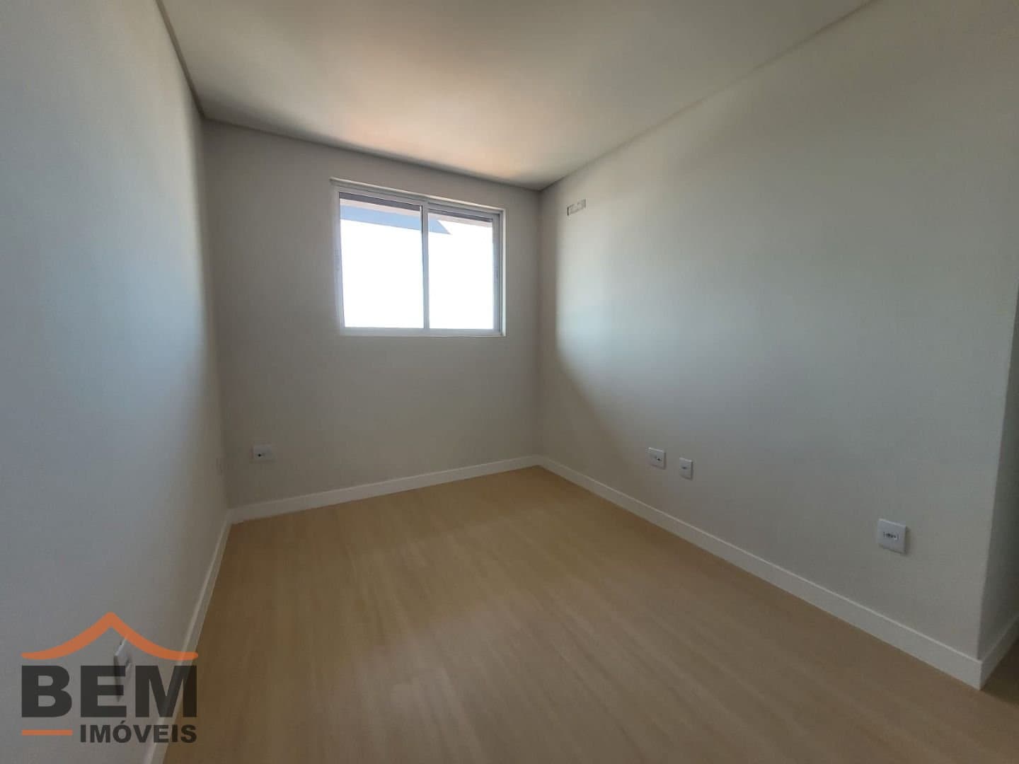 APARTAMENTO SEMI MOBILIADO PARA LOCAÇÃO NO BAIRRO SÃO VICENTE: 08 - DORMITÓRIO SUÍTE