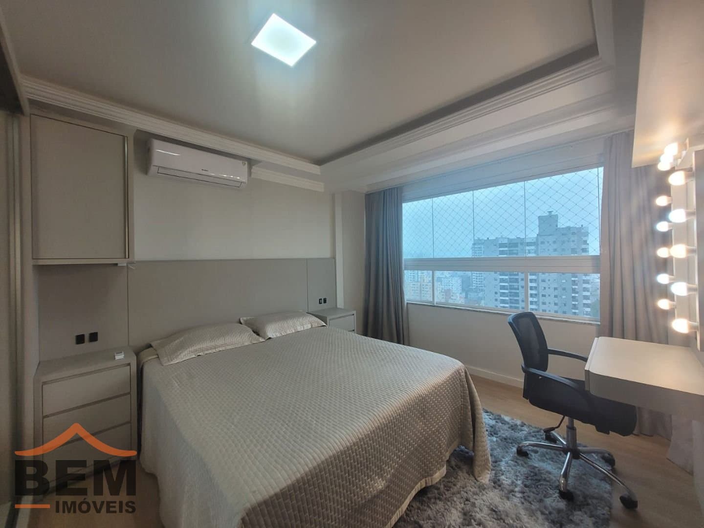 Apartamento para Locação com 2 quartos sendo 2 suítes, 2 vagas no bairro Centro em Itajaí/SC