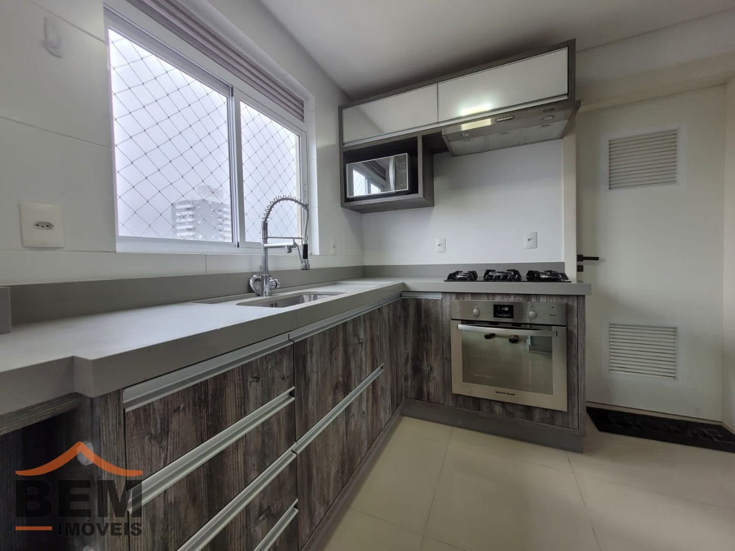 Apartamento para Locação com 2 quartos sendo 2 suítes, 2 vagas no bairro Centro em Itajaí/SC