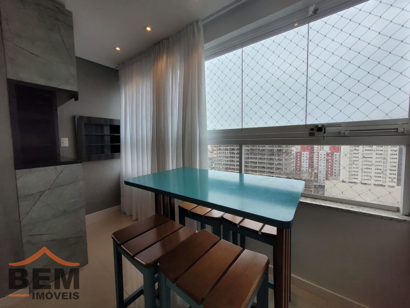 Apartamento para Locação com 2 quartos sendo 2 suítes, 2 vagas no bairro Centro em Itajaí/SC
