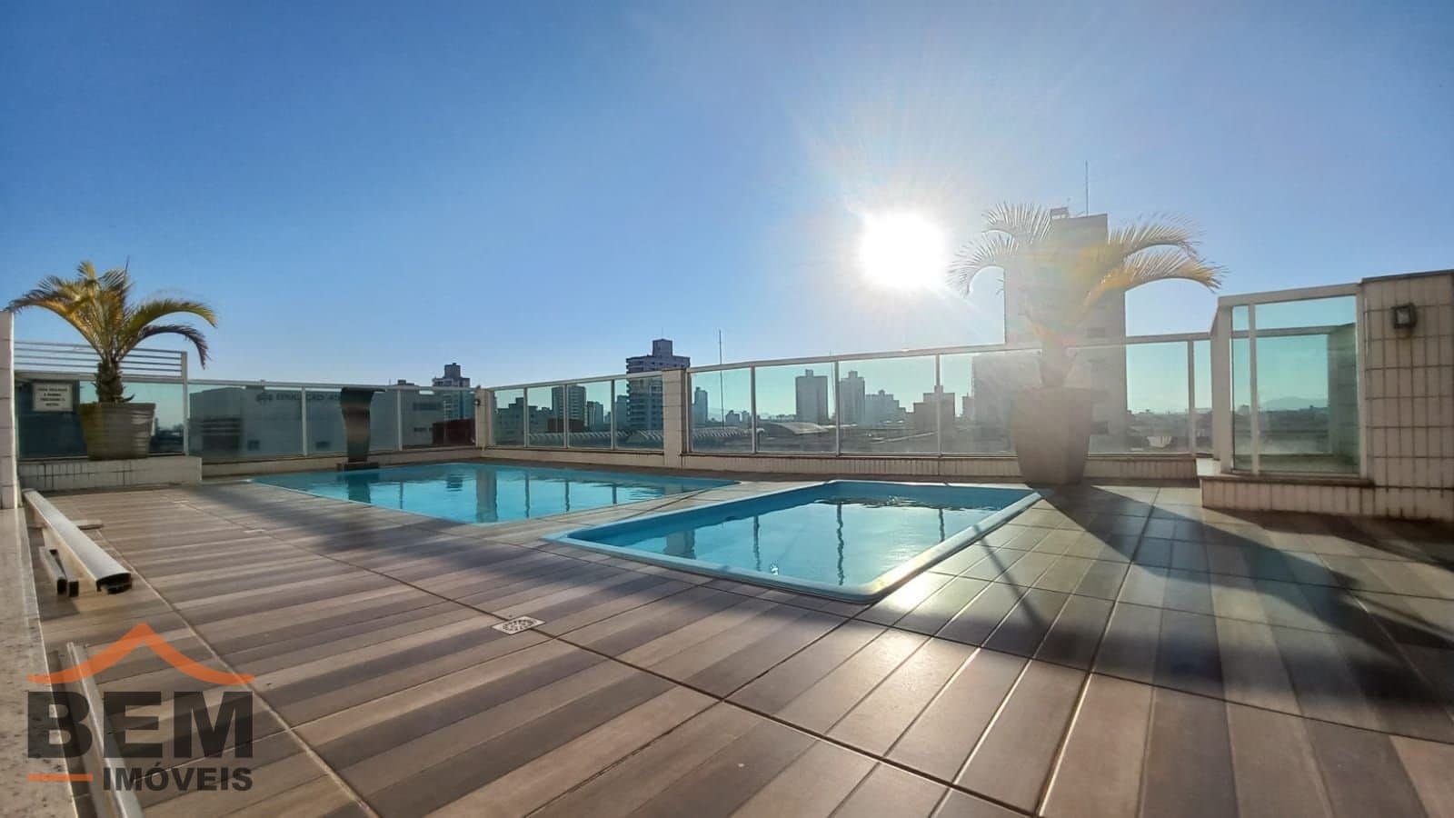 Apartamento para Locação com 2 quartos sendo 2 suítes, 2 vagas no bairro Centro em Itajaí/SC