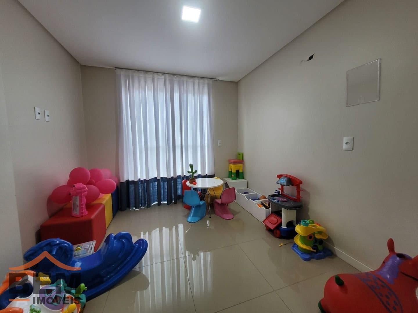 Apartamento para Locação com 2 quartos sendo 2 suítes, 2 vagas no bairro Centro em Itajaí/SC