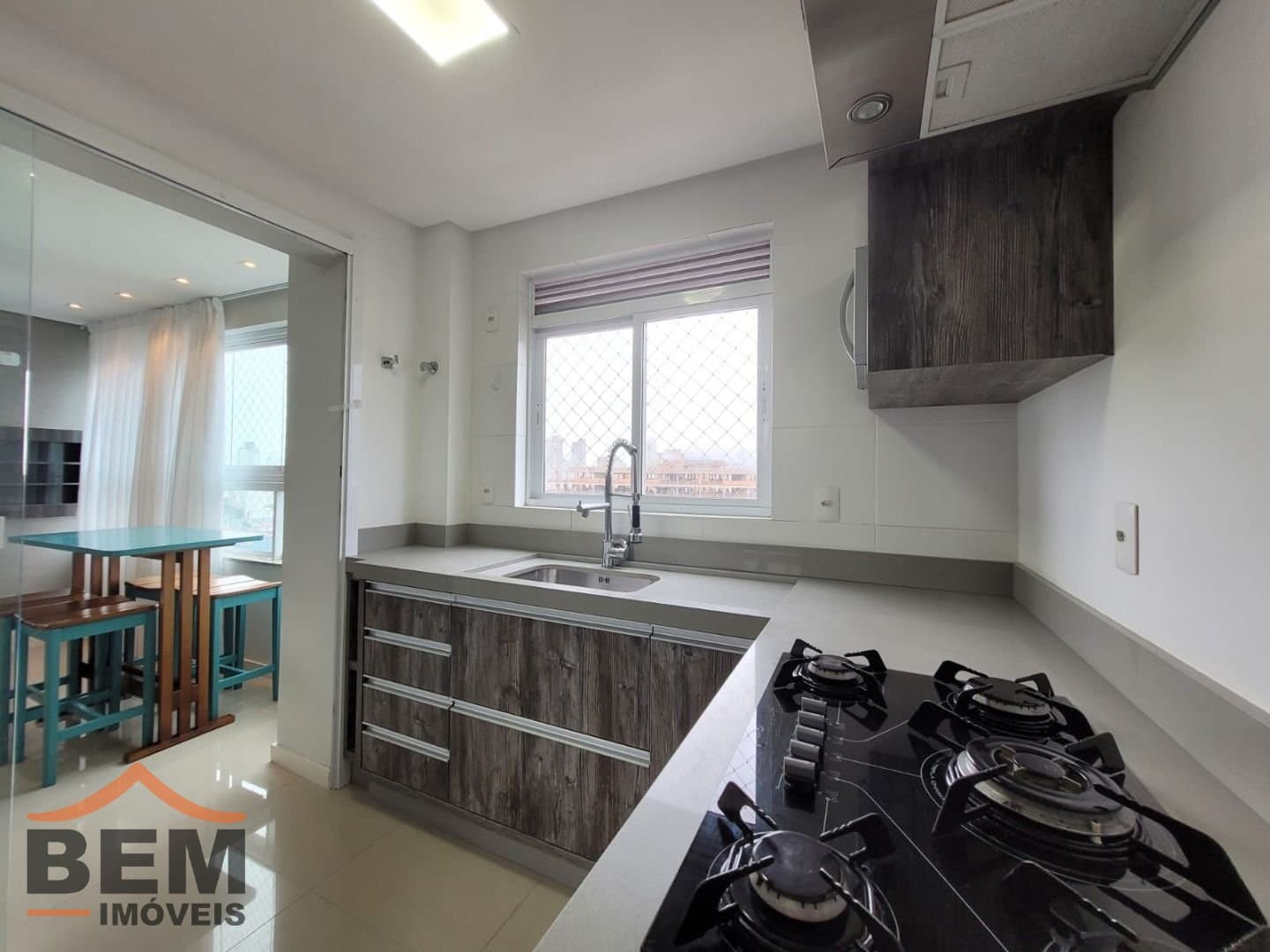 Apartamento para Locação com 2 quartos sendo 2 suítes, 2 vagas no bairro Centro em Itajaí/SC