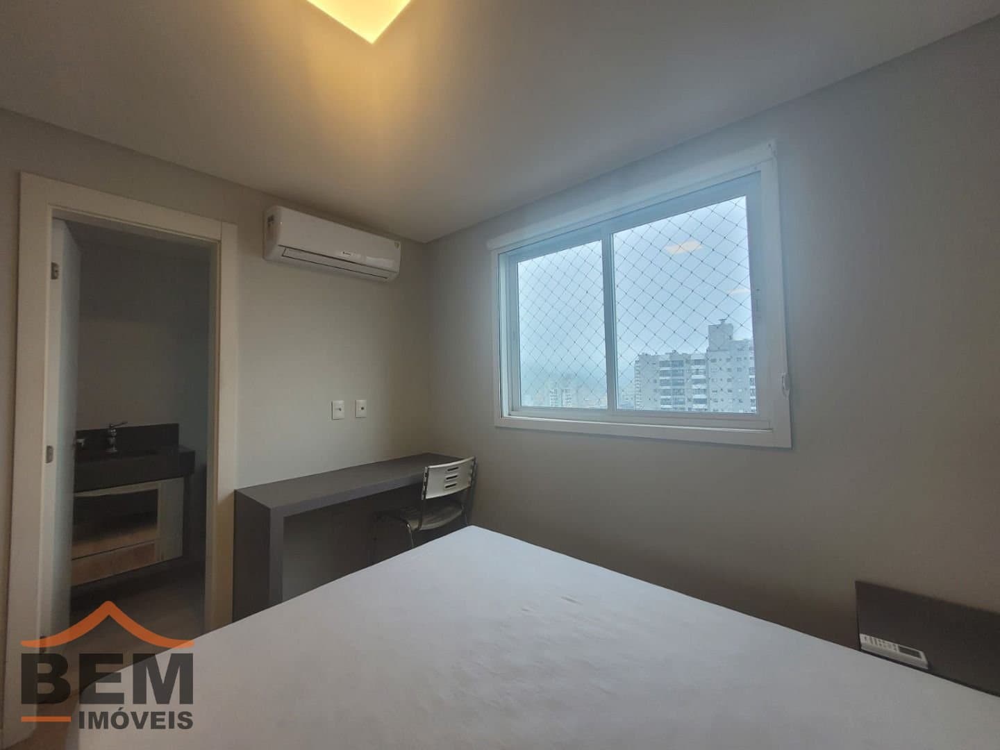 Apartamento para Locação com 2 quartos sendo 2 suítes, 2 vagas no bairro Centro em Itajaí/SC