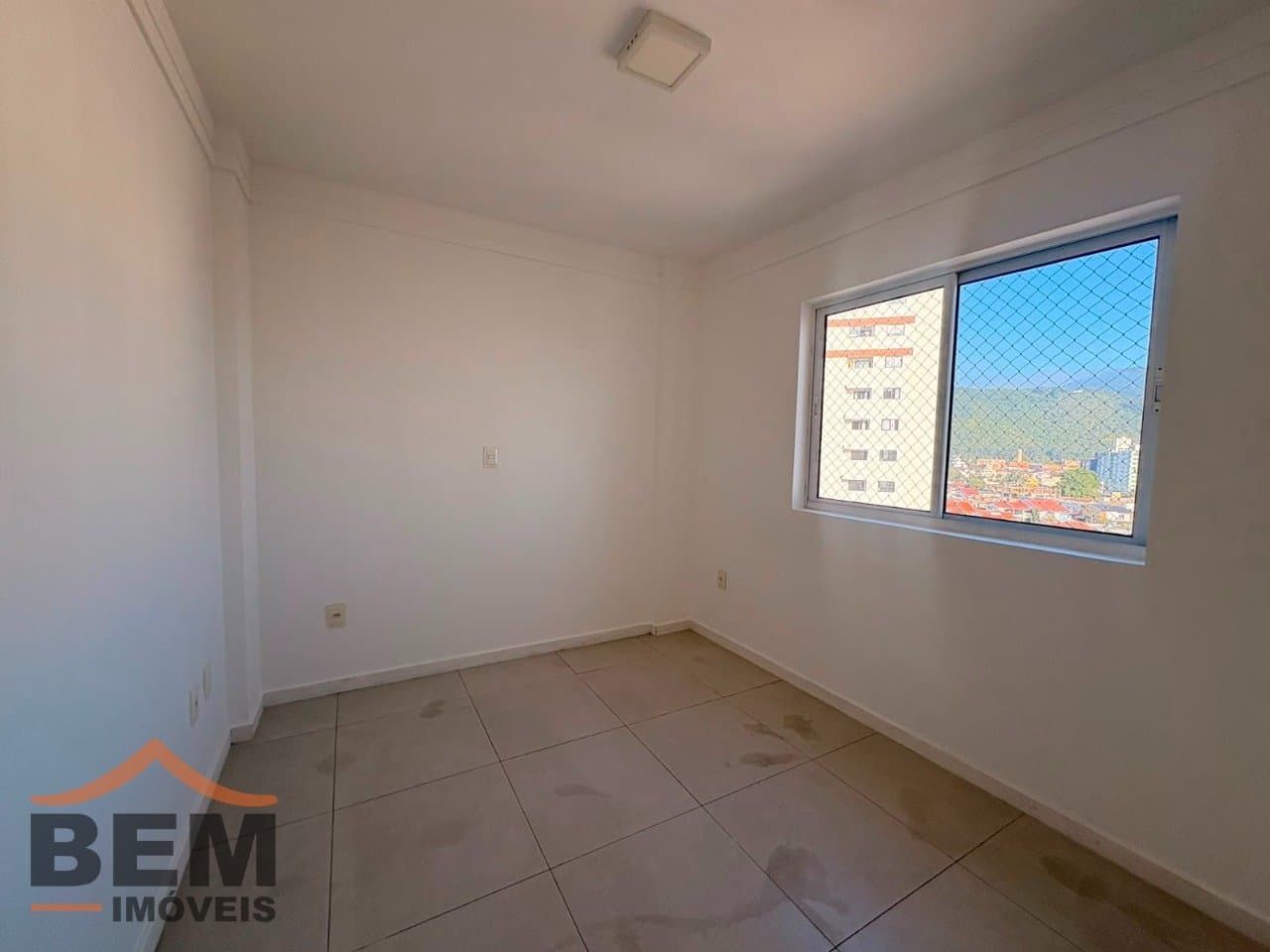 Apartamento para Locação com 3 quartos sendo 1 suíte, 2 vagas no bairro Vila Operária em Itajaí/SC