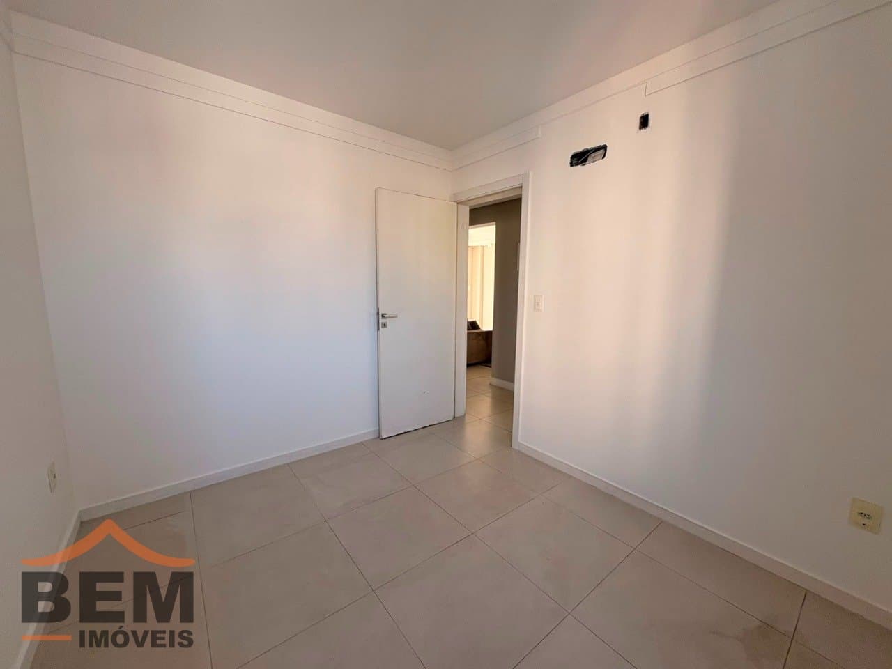 Apartamento para Locação com 3 quartos sendo 1 suíte, 2 vagas no bairro Vila Operária em Itajaí/SC