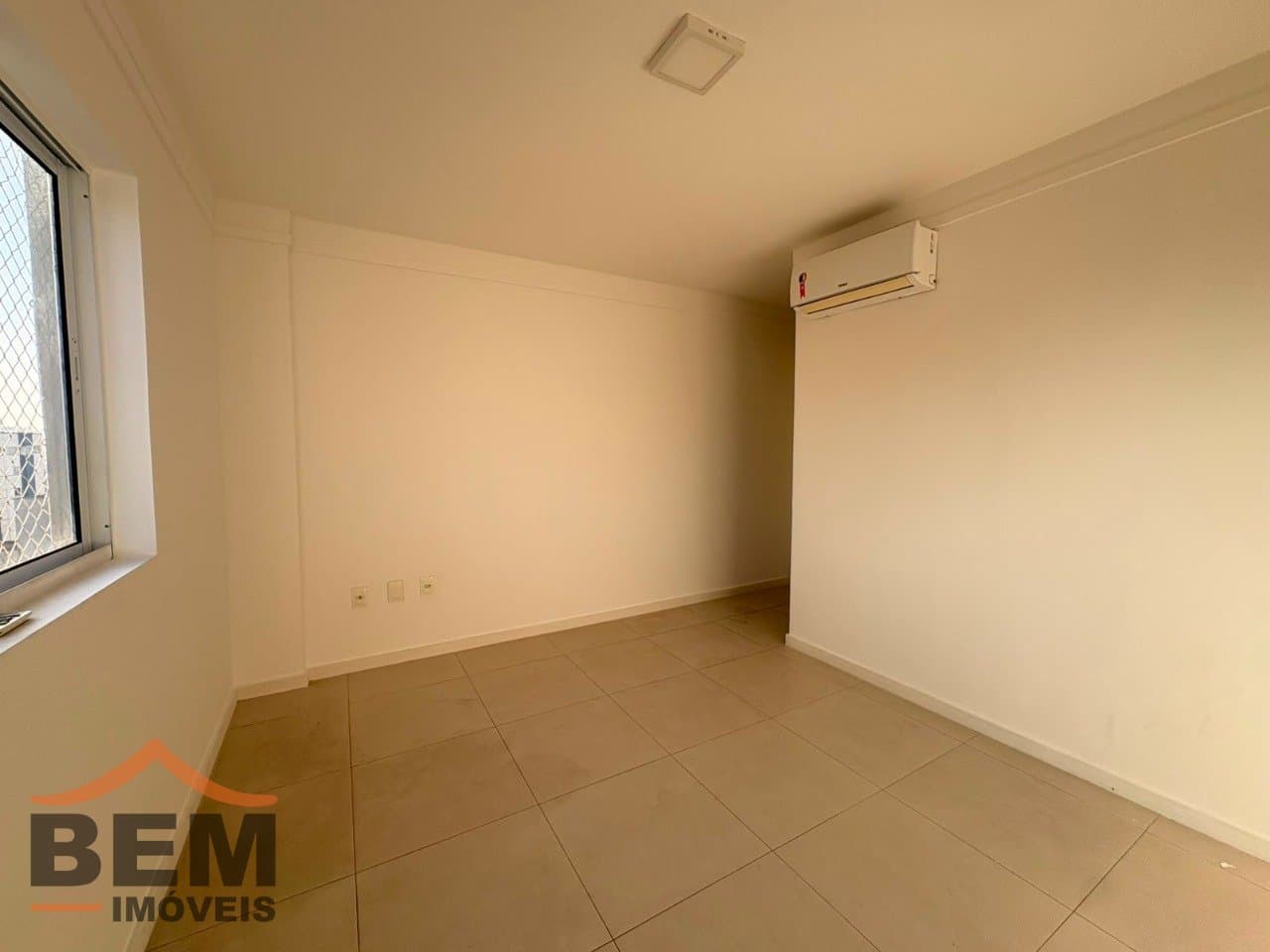 Apartamento para Locação com 3 quartos sendo 1 suíte, 2 vagas no bairro Vila Operária em Itajaí/SC