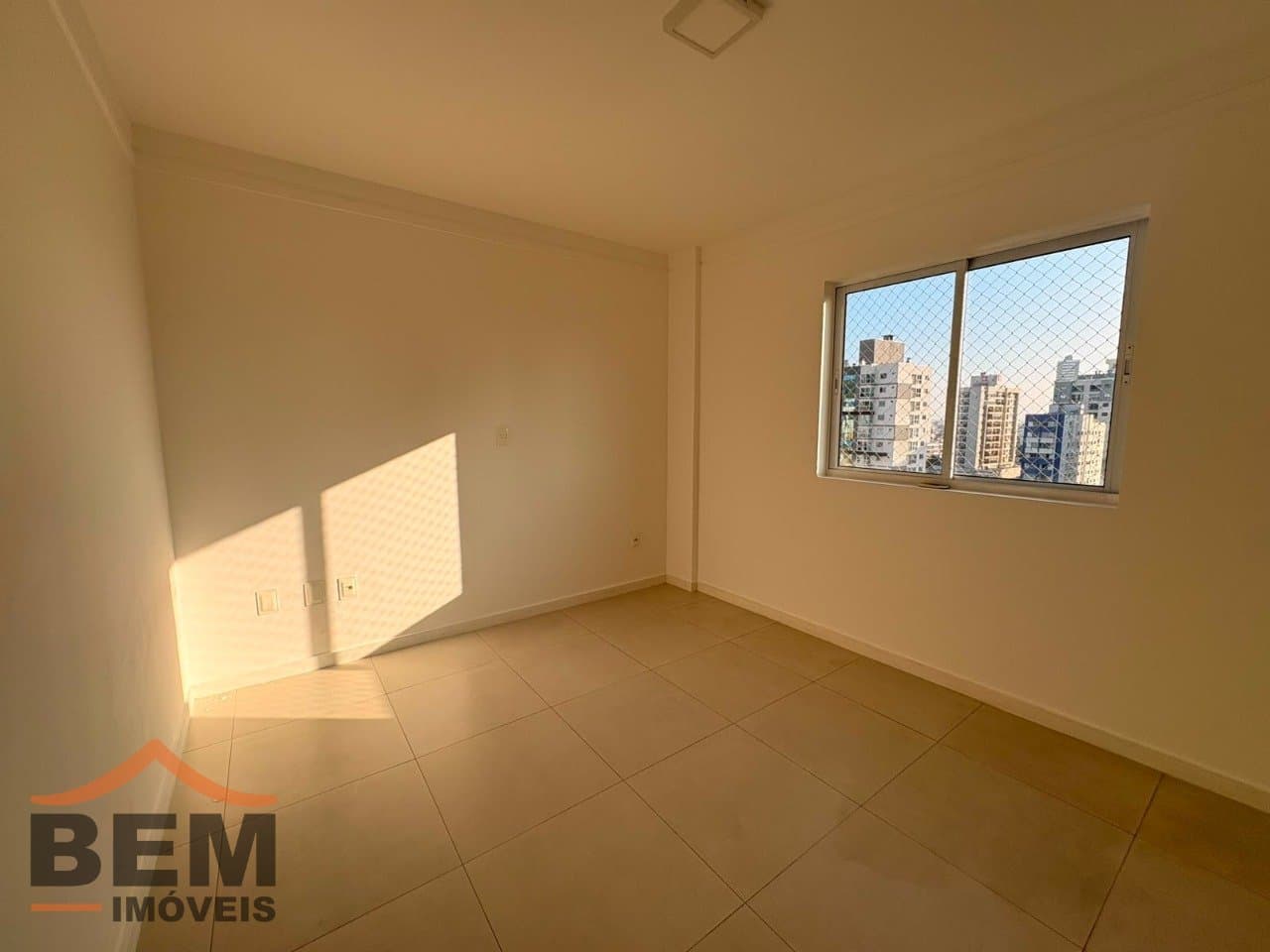 Apartamento para Locação com 3 quartos sendo 1 suíte, 2 vagas no bairro Vila Operária em Itajaí/SC