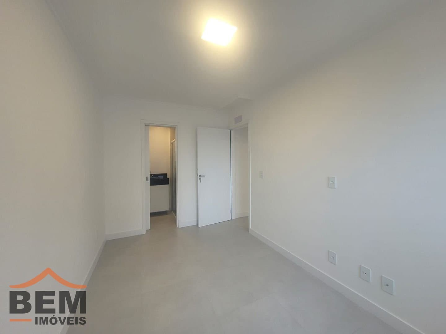 Apartamento para Locação com 2 quartos sendo 1 suíte, 1 vaga no bairro São Vicente em Itajaí/SC