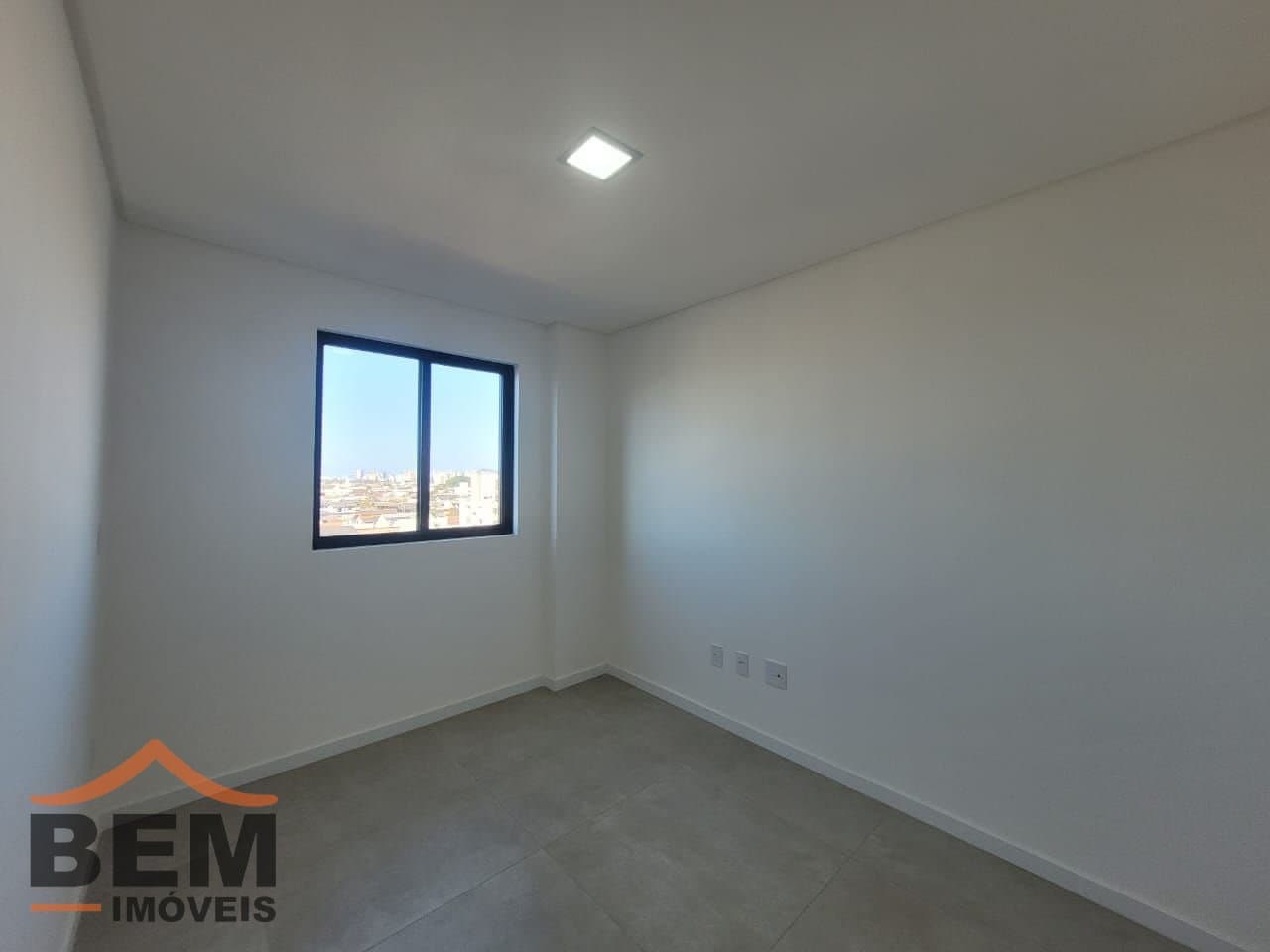 Apartamento à Venda com 2 quartos sendo 1 suíte no bairro Cordeiros em Itajaí/SC