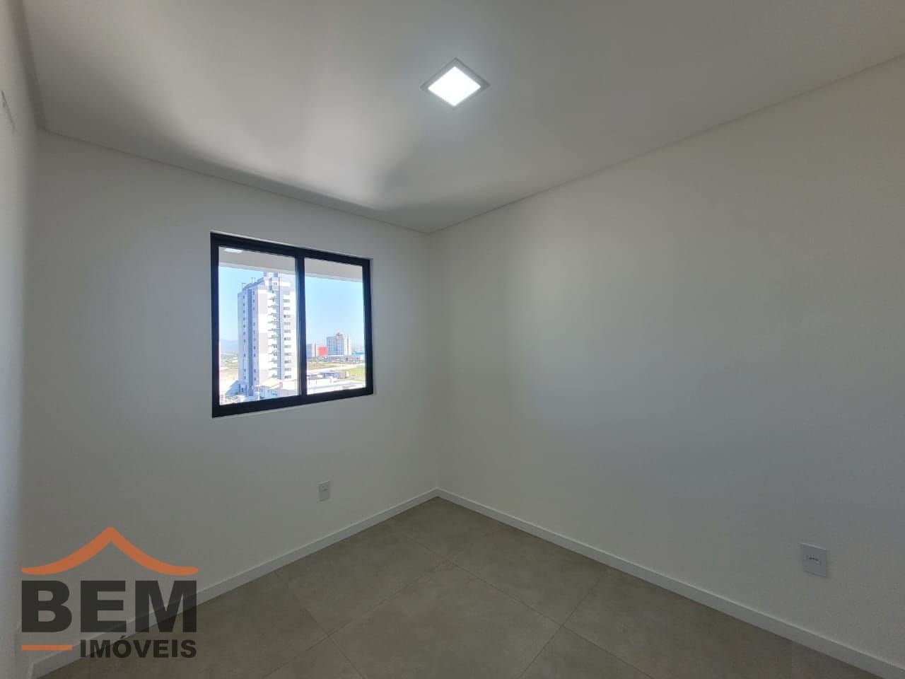 Apartamento à Venda com 2 quartos sendo 1 suíte no bairro Cordeiros em Itajaí/SC