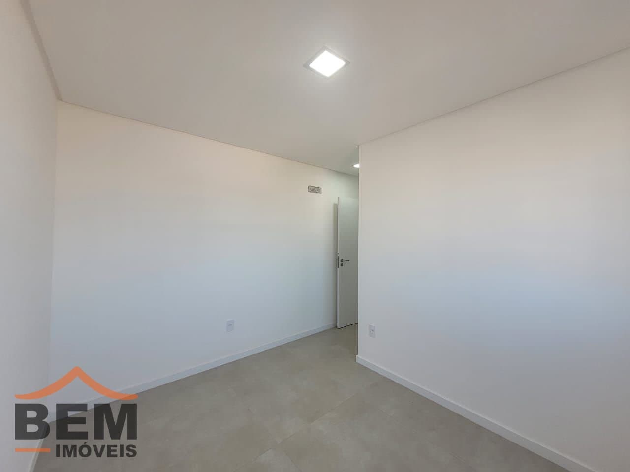 Apartamento à Venda com 2 quartos sendo 1 suíte no bairro Cordeiros em Itajaí/SC