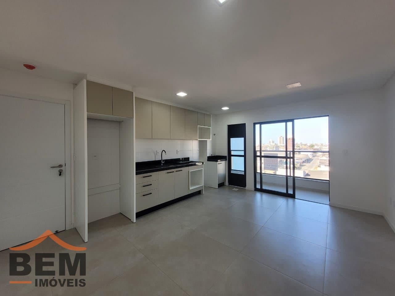 Apartamento à Venda com 2 quartos sendo 1 suíte no bairro Cordeiros em Itajaí/SC