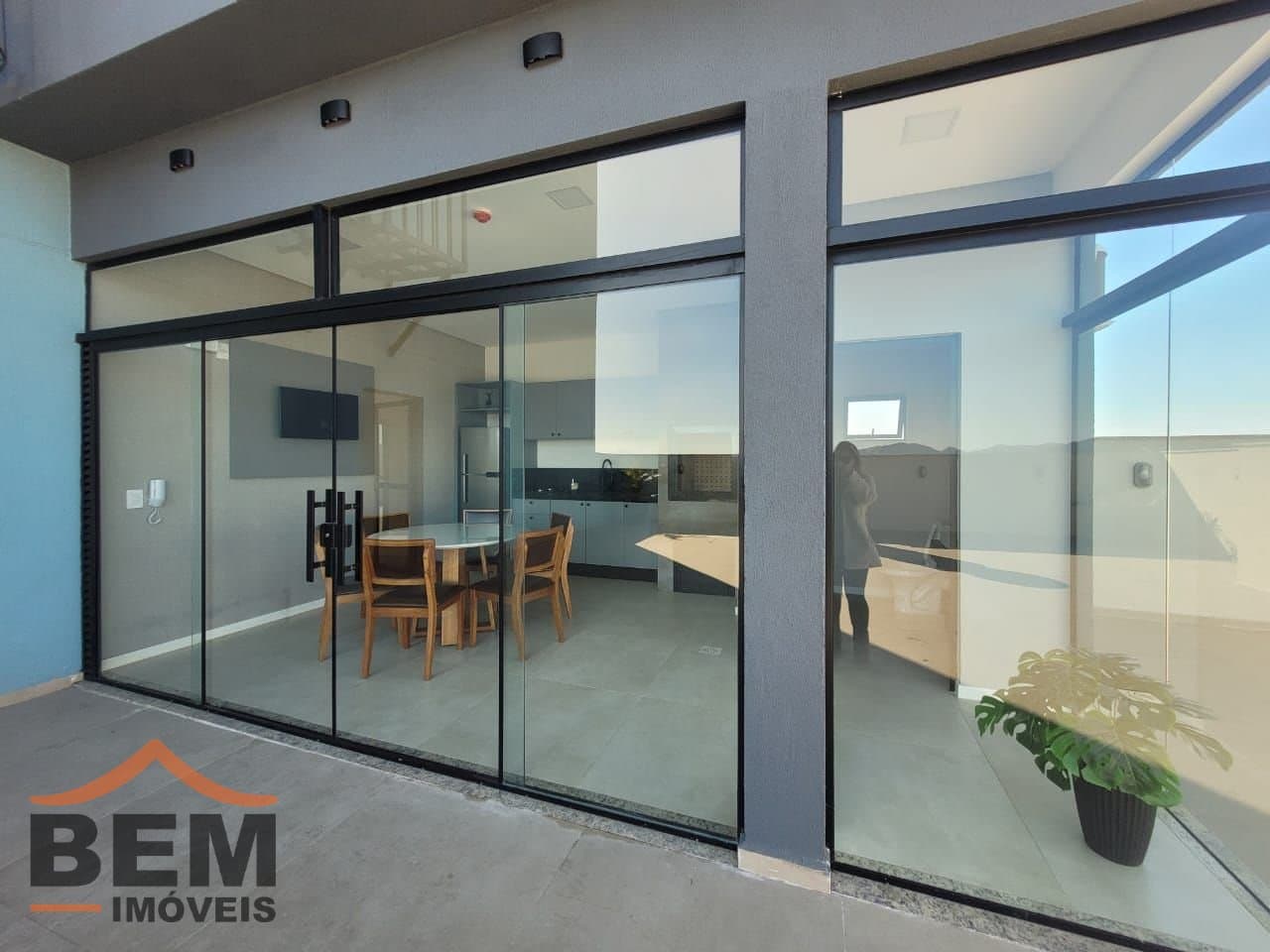 Apartamento à Venda com 2 quartos sendo 1 suíte no bairro Cordeiros em Itajaí/SC