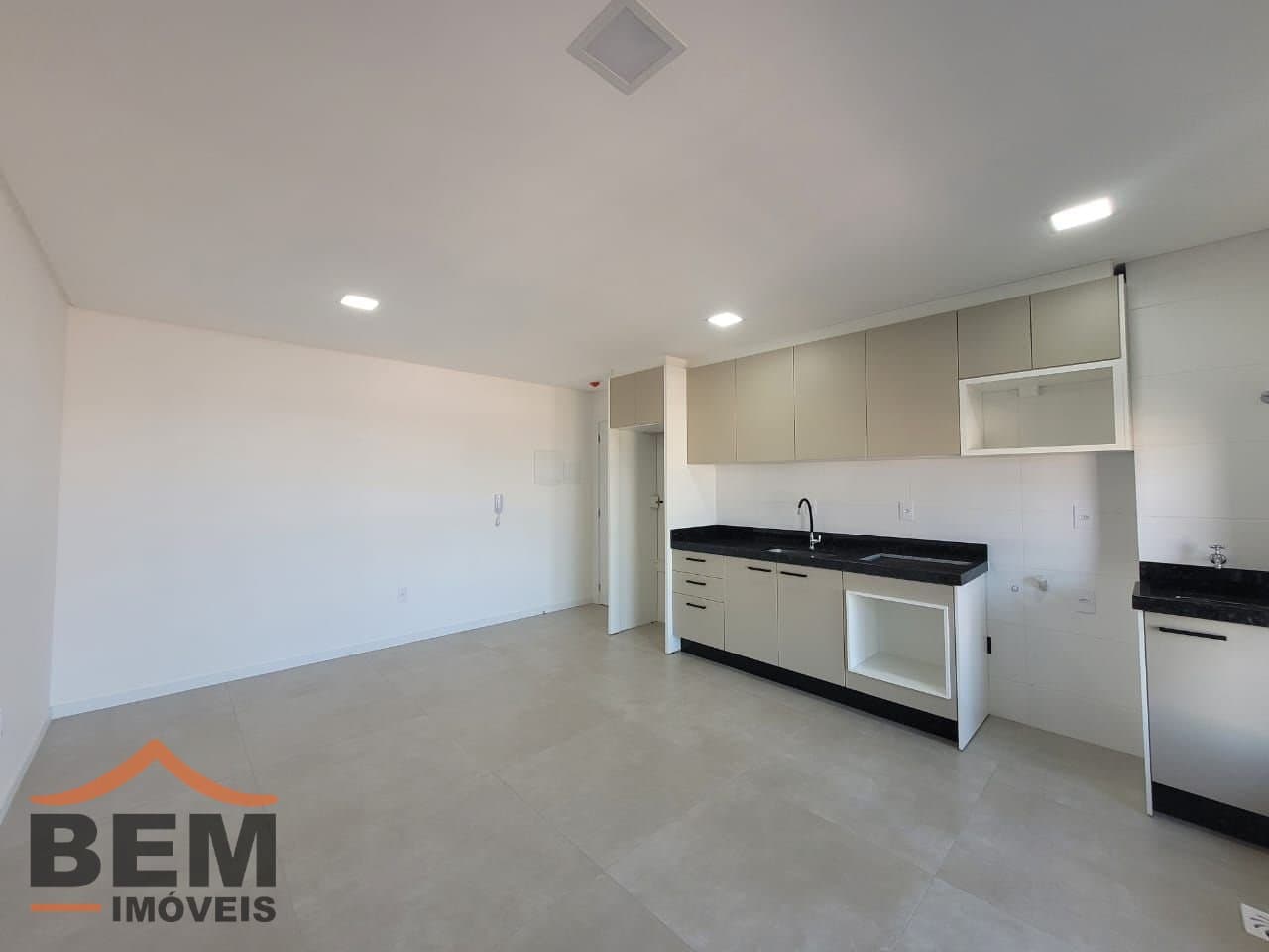Apartamento à Venda com 2 quartos sendo 1 suíte no bairro Cordeiros em Itajaí/SC