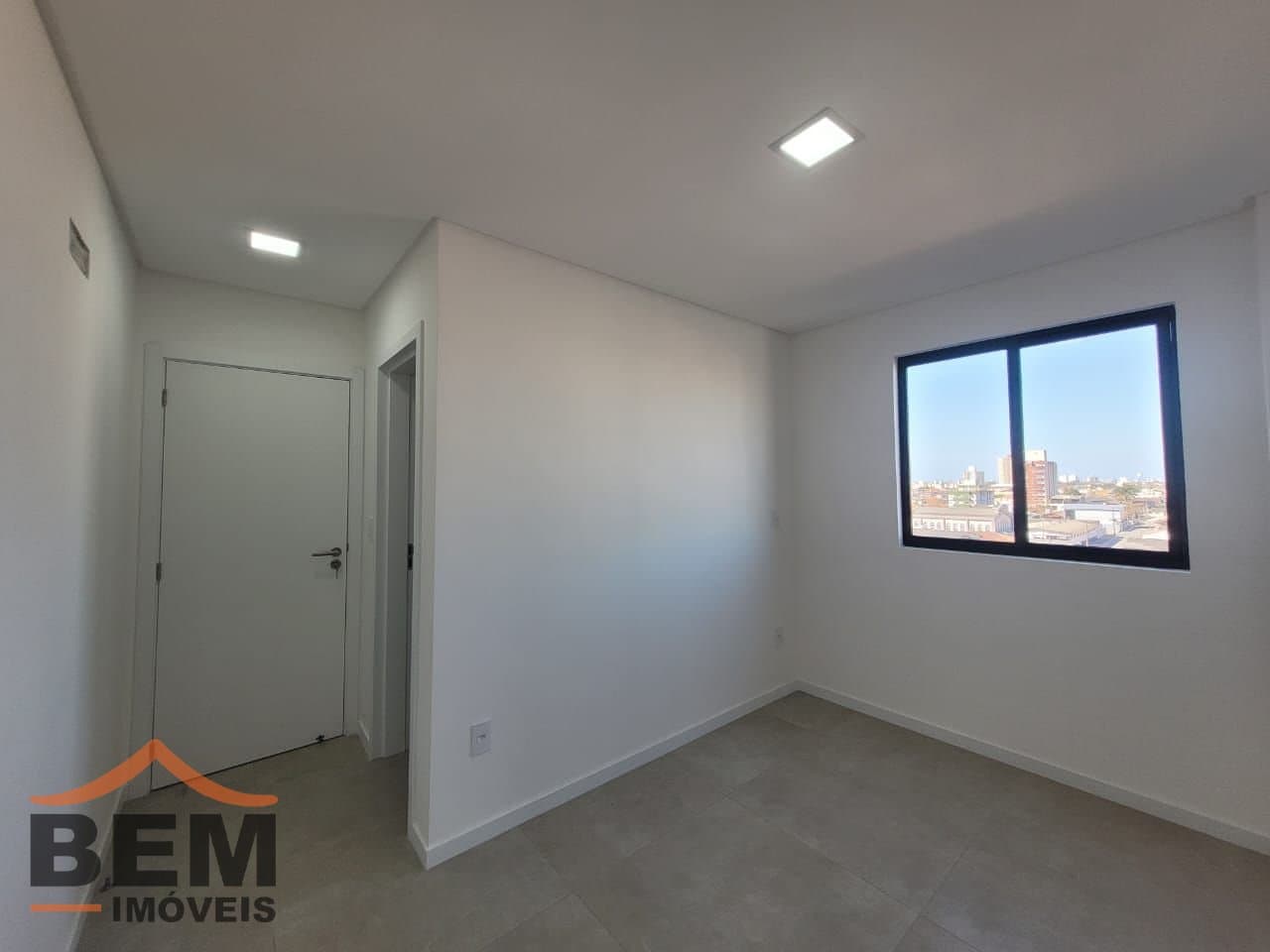 Apartamento à Venda com 2 quartos sendo 1 suíte no bairro Cordeiros em Itajaí/SC