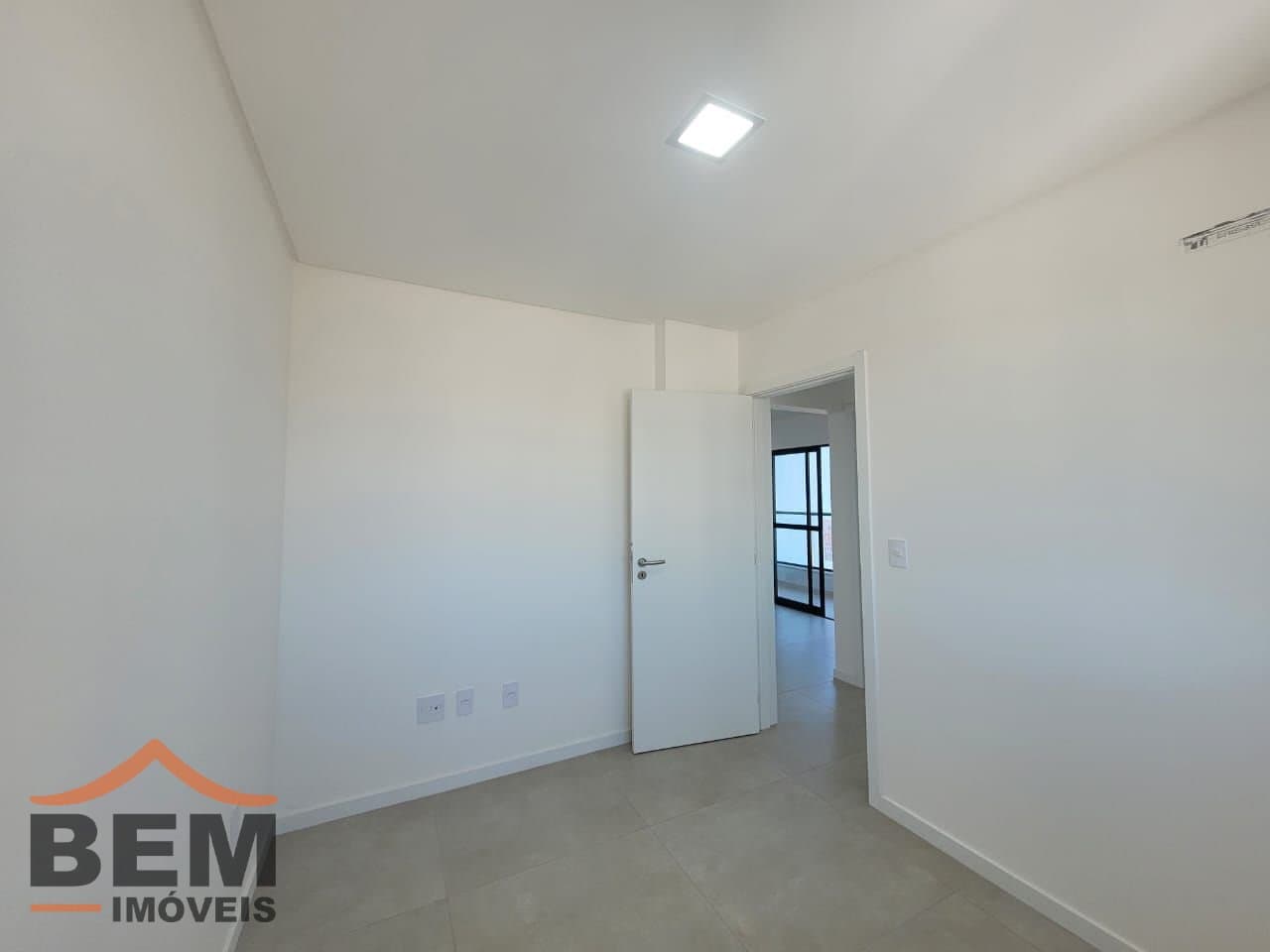 Apartamento à Venda com 2 quartos sendo 1 suíte no bairro Cordeiros em Itajaí/SC