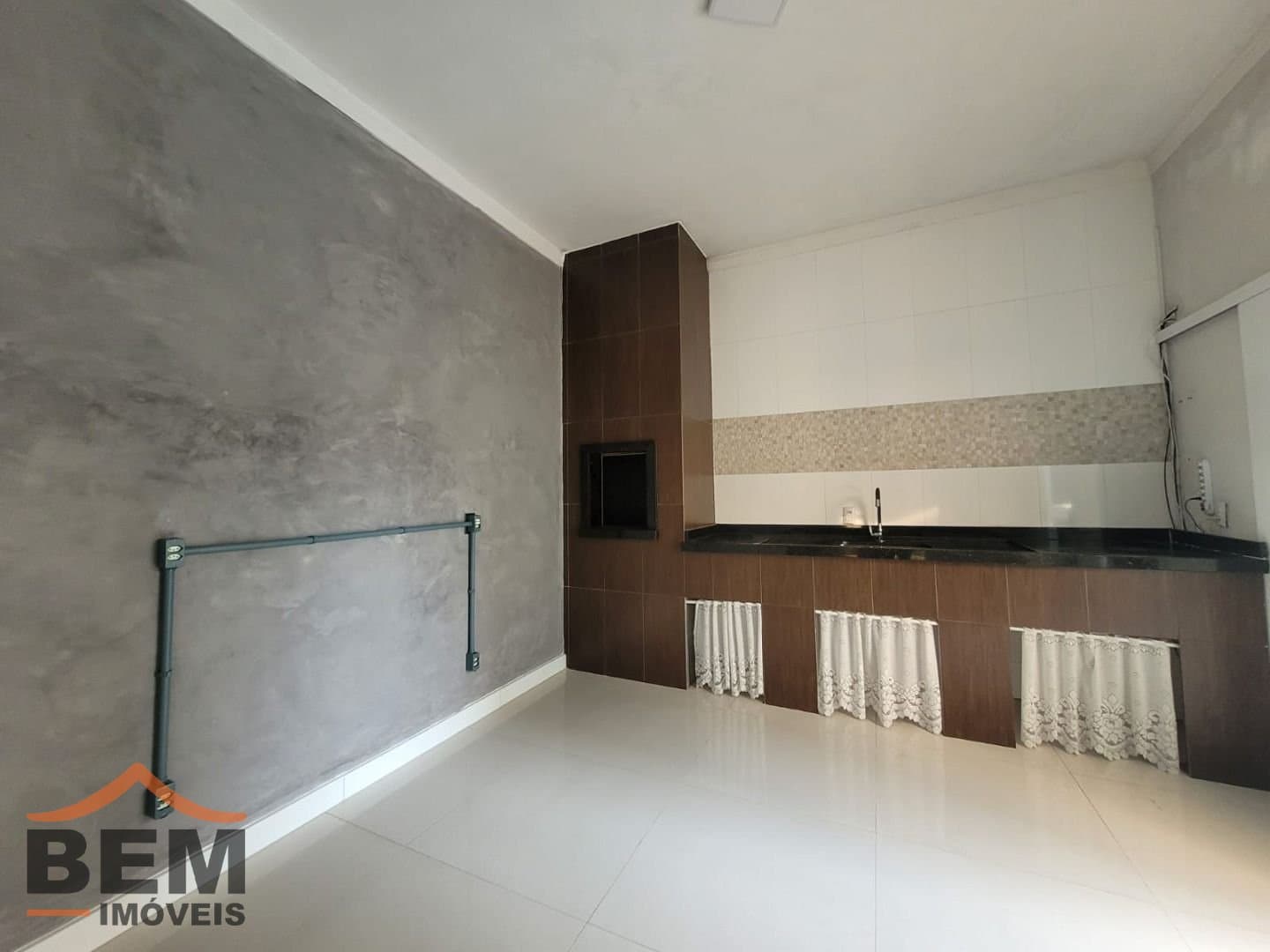 Casa para Locação com 2 quartos sendo 2 suítes, 2 vagas no bairro São João em Itajaí/SC