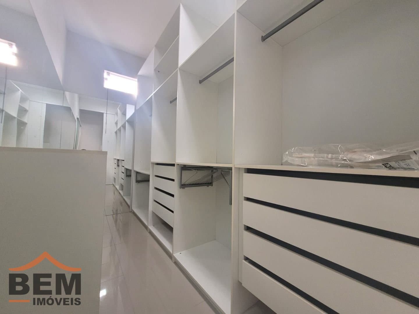 Casa para Locação com 2 quartos sendo 2 suítes, 2 vagas no bairro São João em Itajaí/SC