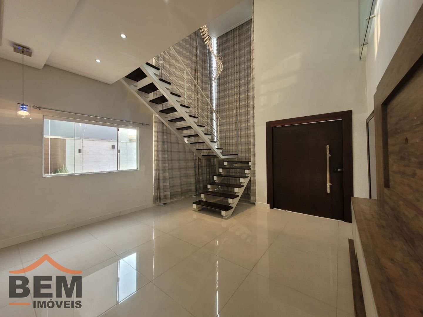 Casa para Locação com 2 quartos sendo 2 suítes, 2 vagas no bairro São João em Itajaí/SC