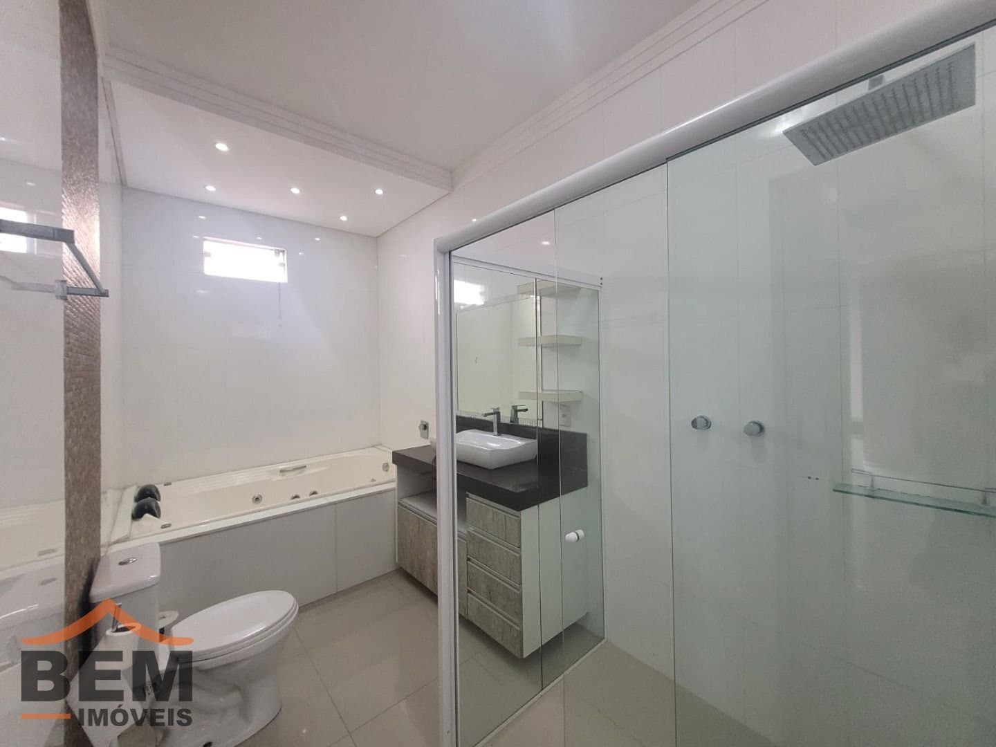 Casa para Locação com 2 quartos sendo 2 suítes, 2 vagas no bairro São João em Itajaí/SC