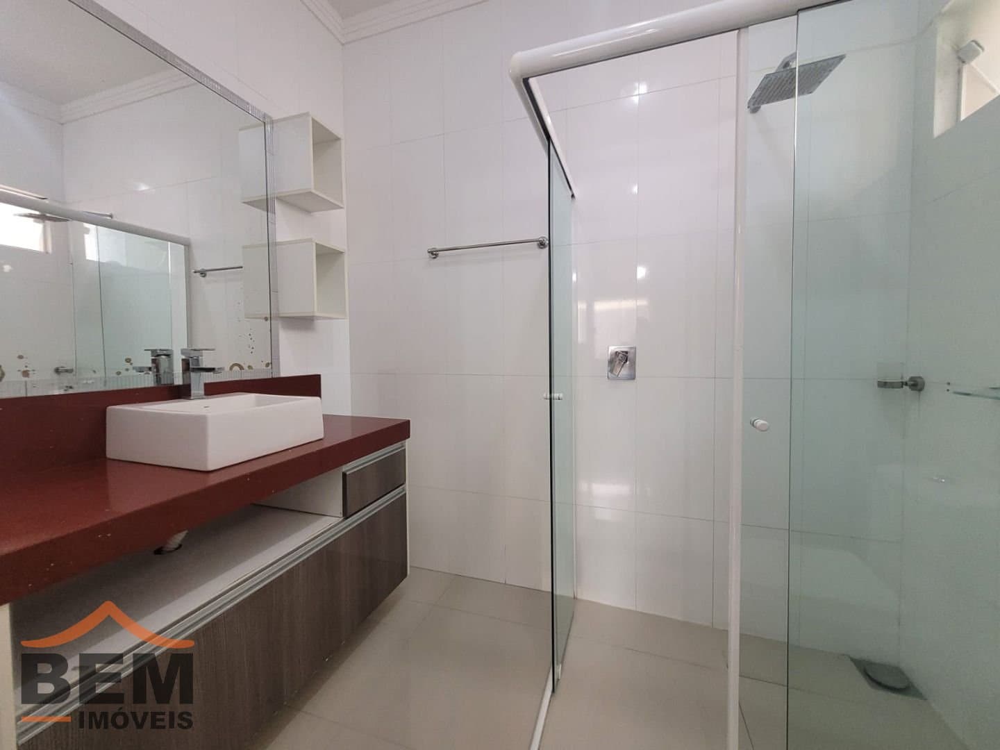 Casa para Locação com 2 quartos sendo 2 suítes, 2 vagas no bairro São João em Itajaí/SC