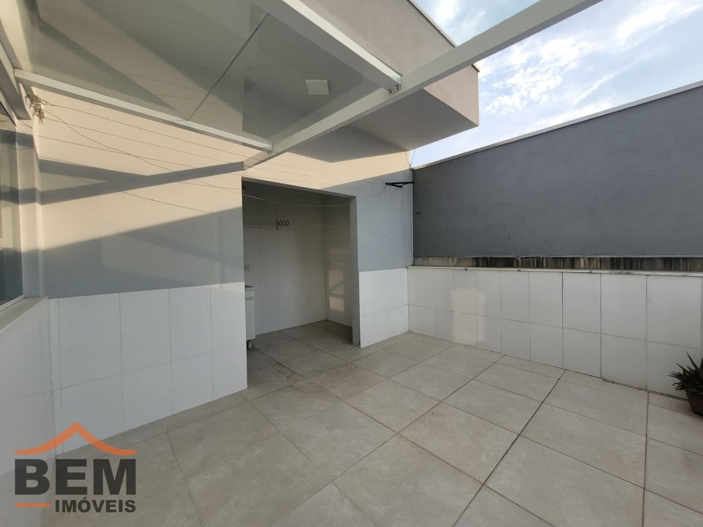 Casa para Locação com 2 quartos sendo 2 suítes, 2 vagas no bairro São João em Itajaí/SC