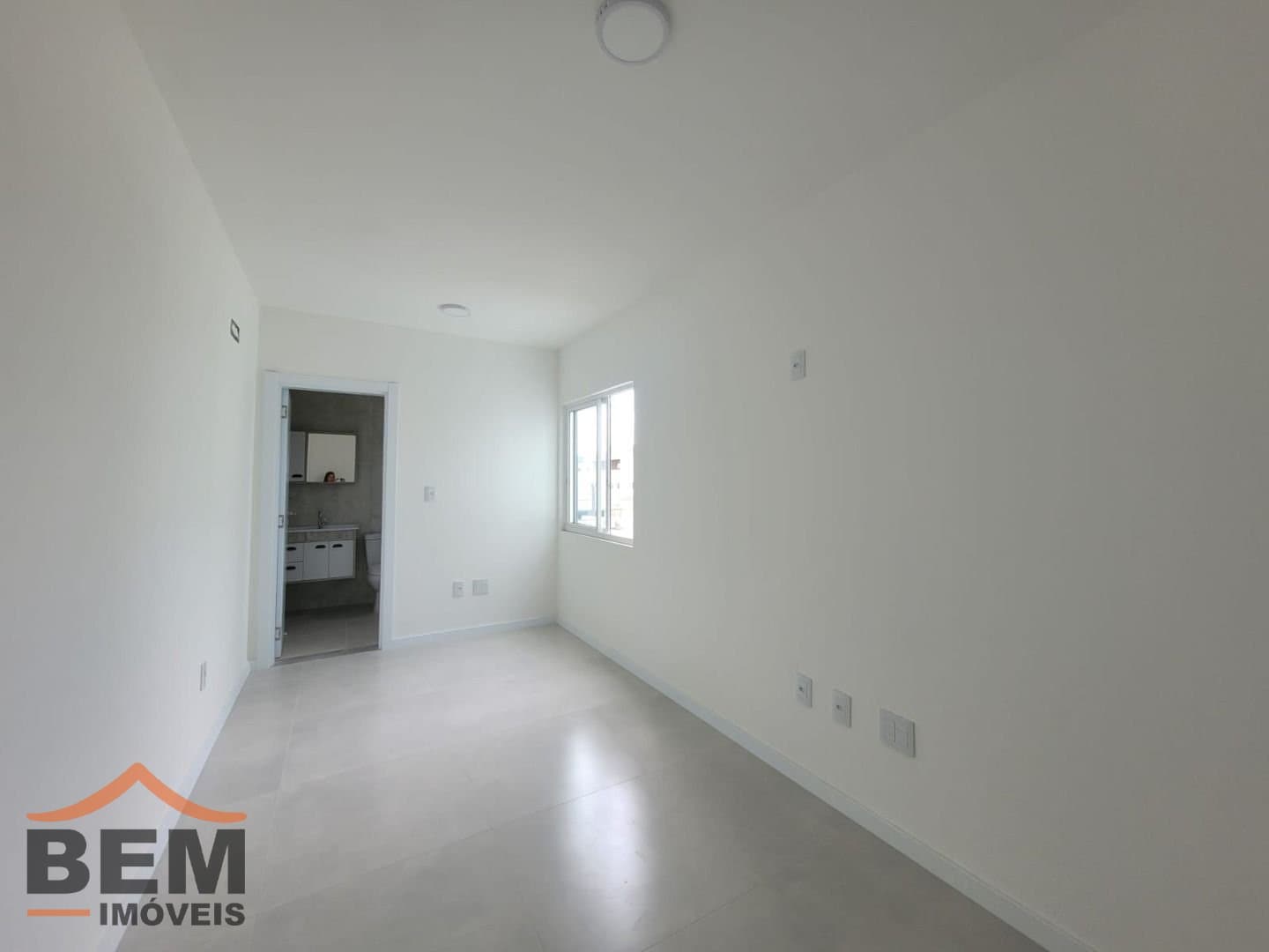 Apartamento para Locação com 2 quartos sendo 1 suíte, 1 vaga no bairro Murta em Itajaí/SC