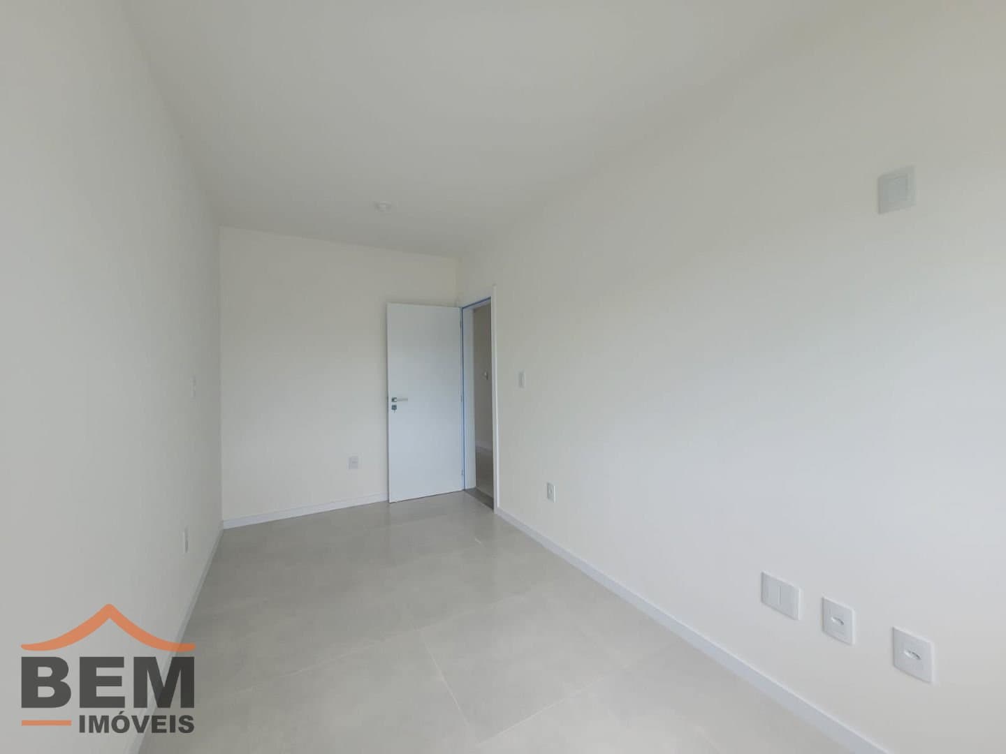 Apartamento para Locação com 2 quartos sendo 1 suíte, 1 vaga no bairro Murta em Itajaí/SC