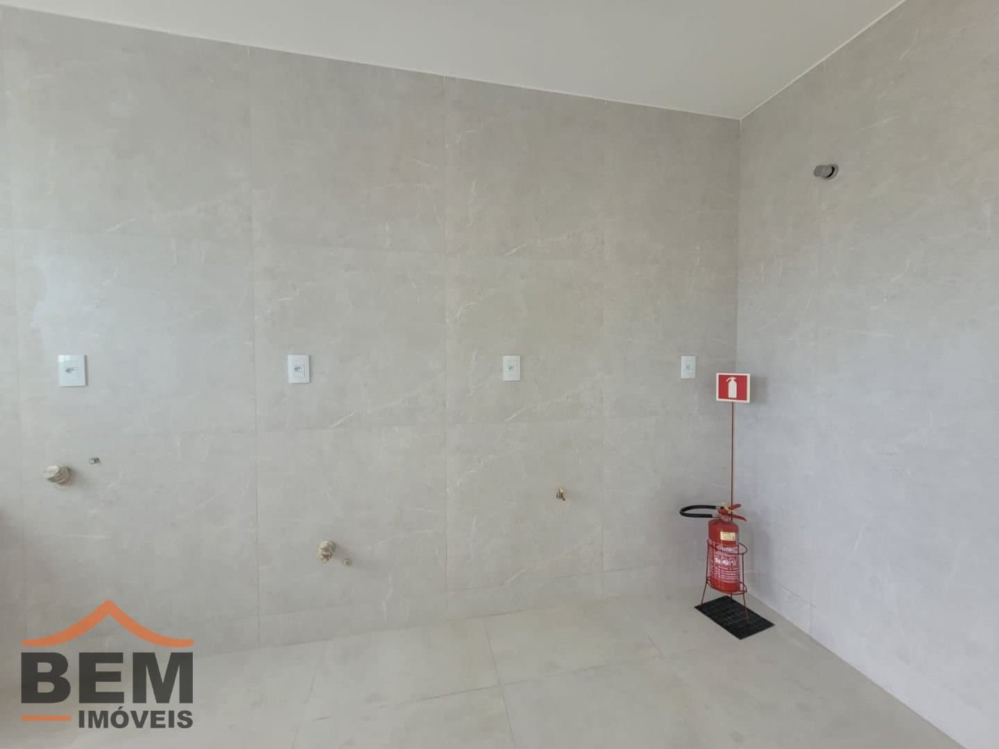 Apartamento para Locação com 2 quartos sendo 1 suíte, 1 vaga no bairro Murta em Itajaí/SC
