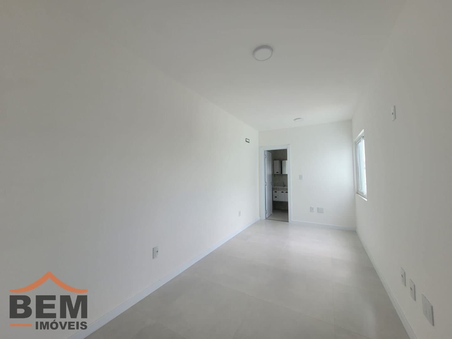 Apartamento para Locação com 2 quartos sendo 1 suíte, 1 vaga no bairro Murta em Itajaí/SC