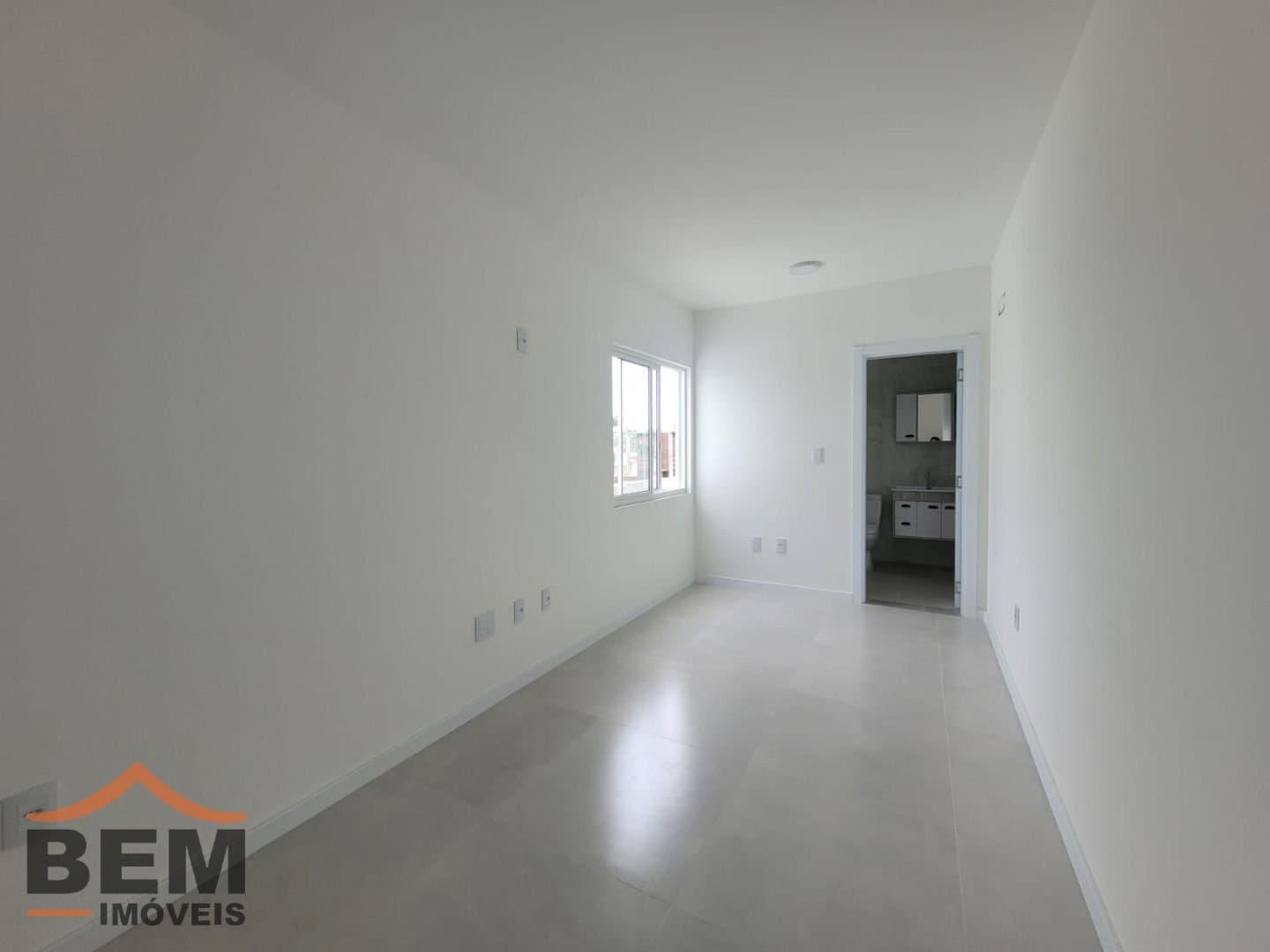 Apartamento para Locação com 2 quartos sendo 1 suíte, 1 vaga no bairro Murta em Itajaí/SC