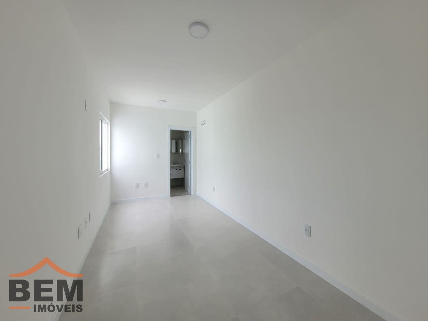 Apartamento para Locação com 2 quartos sendo 1 suíte, 1 vaga no bairro Murta em Itajaí/SC
