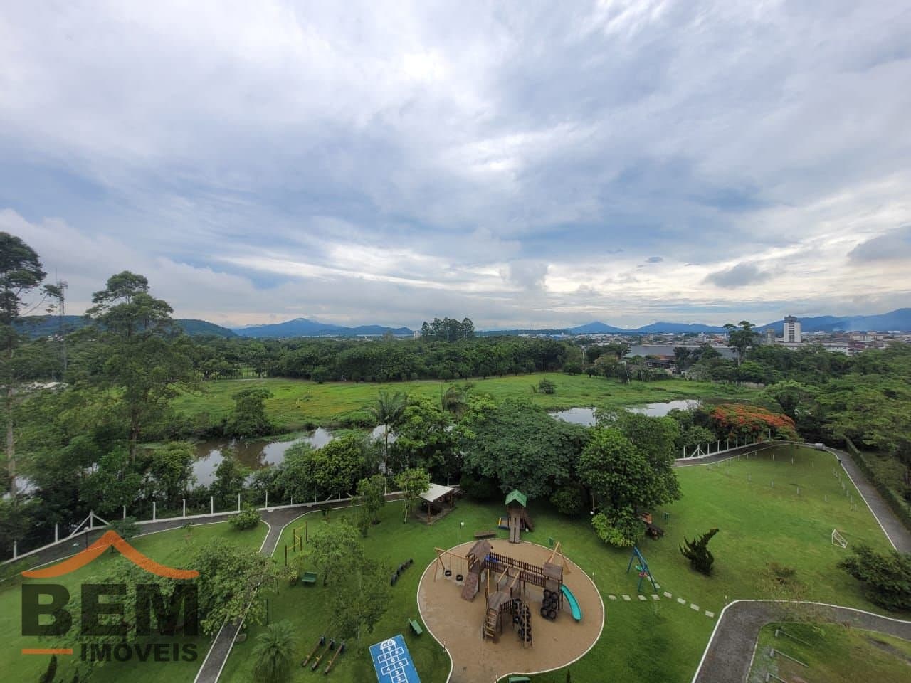 Apartamento para alugar com 2 quartos e 70 m² no bairro Dom Bosco, em Itajaí.