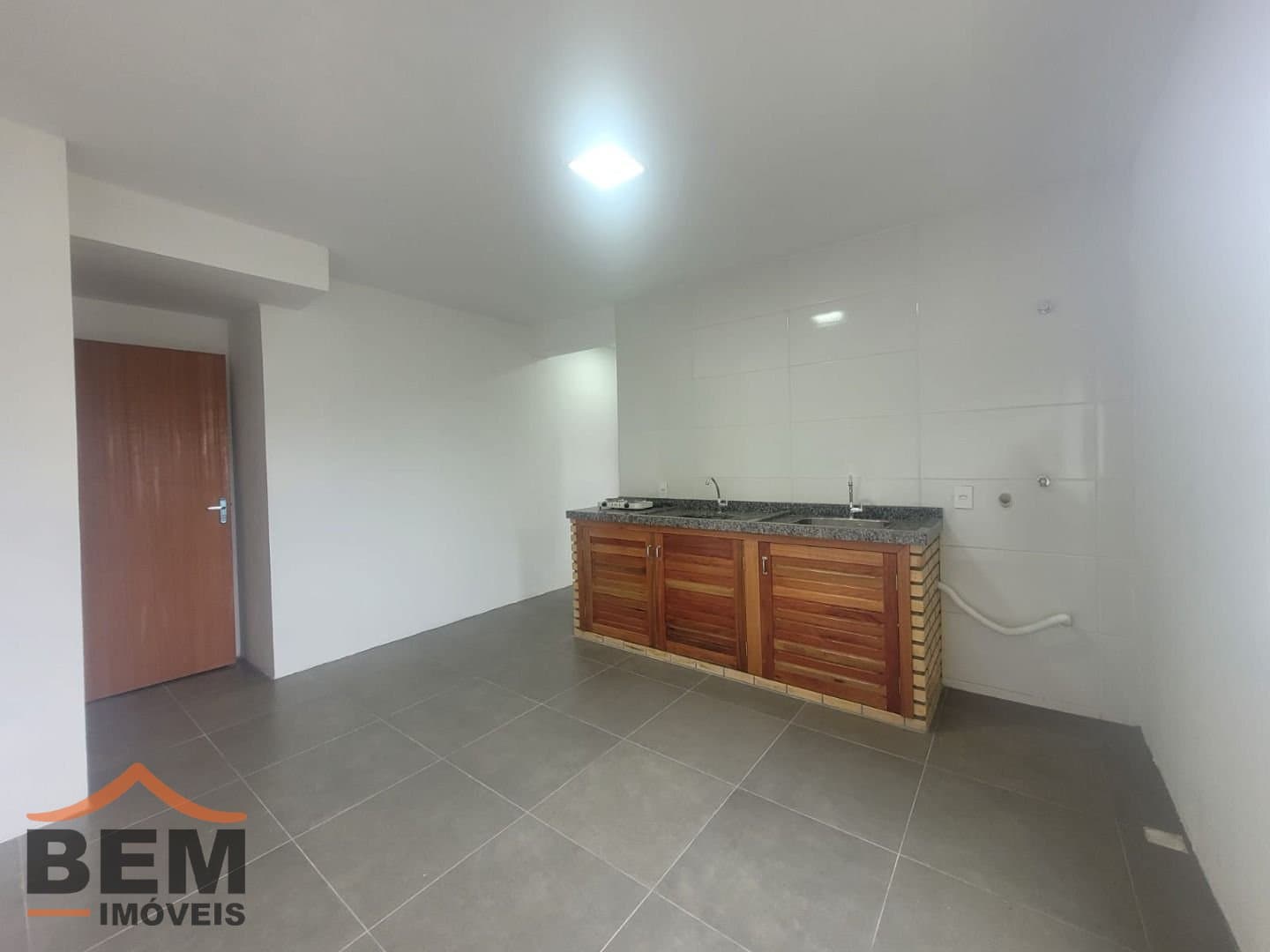 Apartamento para Locação com 1 quarto, 1 vaga no bairro Centro em Navegantes/SC
