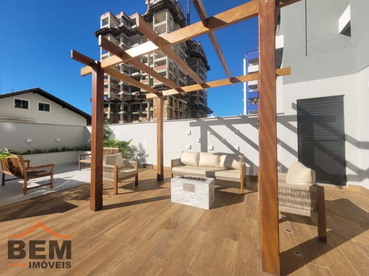 Apartamento à Venda com 3 quartos sendo 1 suíte, 2 vagas no bairro Vila Operária em Itajaí/SC: 17 - PERGOLADO COM LAREIRA