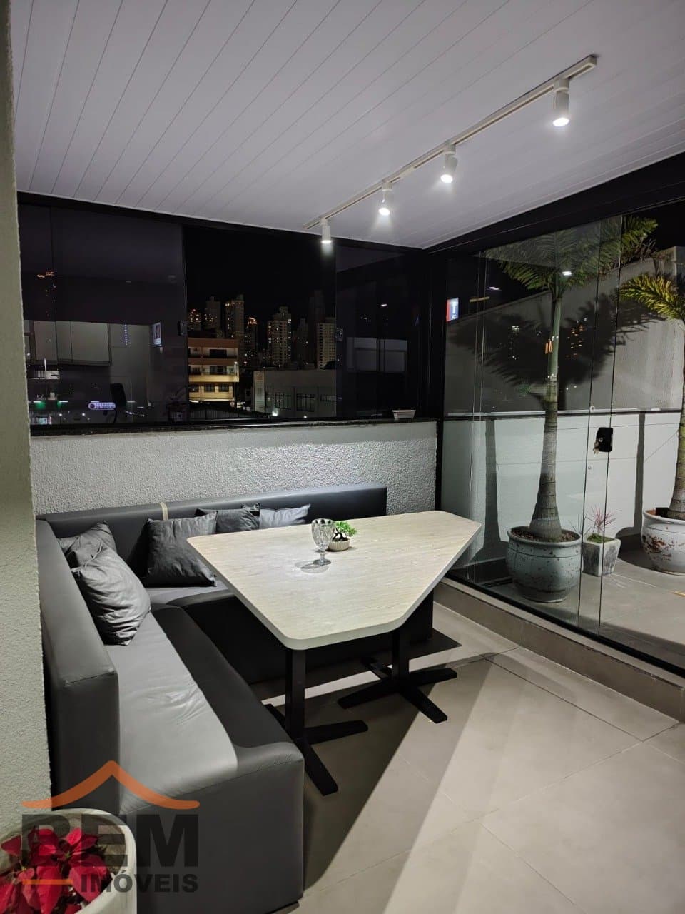 Apartamento à Venda com 3 quartos sendo 1 suíte, 1 vaga no bairro Centro em Balneário Camboriú/SC