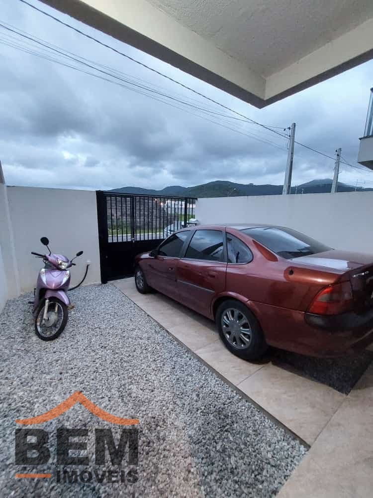 Casa à Venda com 2 quartos sendo 2 suítes no bairro Santa Regina em Camboriú/SC